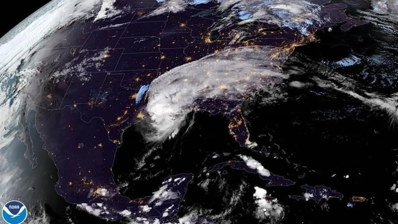 Fotograf&iacute;a satelital cedida por la Oficina Nacional de Administraci&oacute;n Oce&aacute;nica y Atmosf&eacute;rica (NOAA) por v&iacute;a del Centro Nacional de Huracanes (NHC) donde se muestra la localizaci&oacute;n del hurac&aacute;n Delta este viernes a las 20:06 hora local (00:06 GMT). El ojo del hurac&aacute;n Delta, de categor&iacute;a 2, toc&oacute; tierra este viernes en Cameron, en el suroeste de Louisiana, con vientos m&aacute;ximos sostenidos de 100 millas por hora (155 km/h), inform&oacute; el NHC. EFE/ NOAA-NHC SOLO USO EDITORIAL NO VENTAS