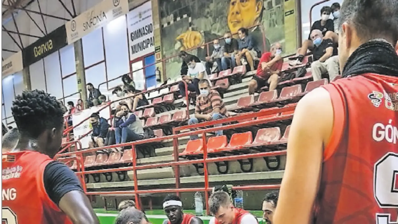 El conjunto c&aacute;ntabro en un reciente partido. / alerta