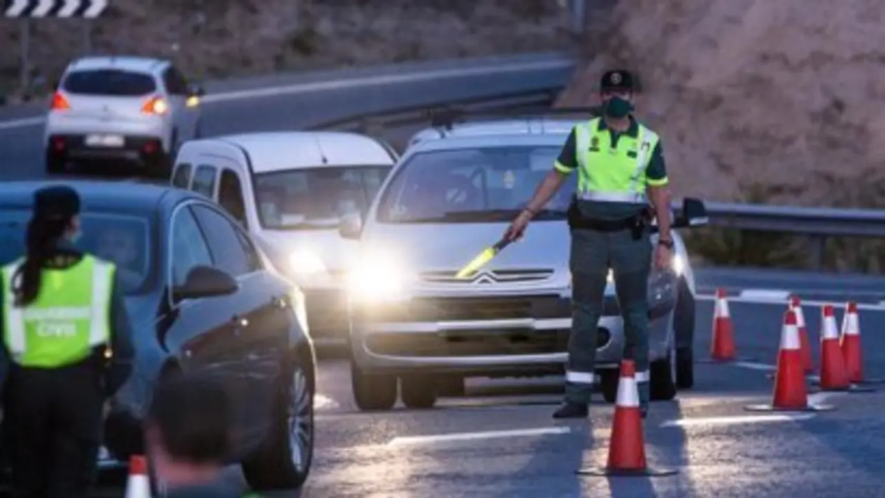 Agentes de Guardia Civil realizan un control en la carretera A-4, en Madrid (Espa&ntilde;a), a 9 de octubre de 2020. - Joaquin Corchero / AFP7 / Europa Press