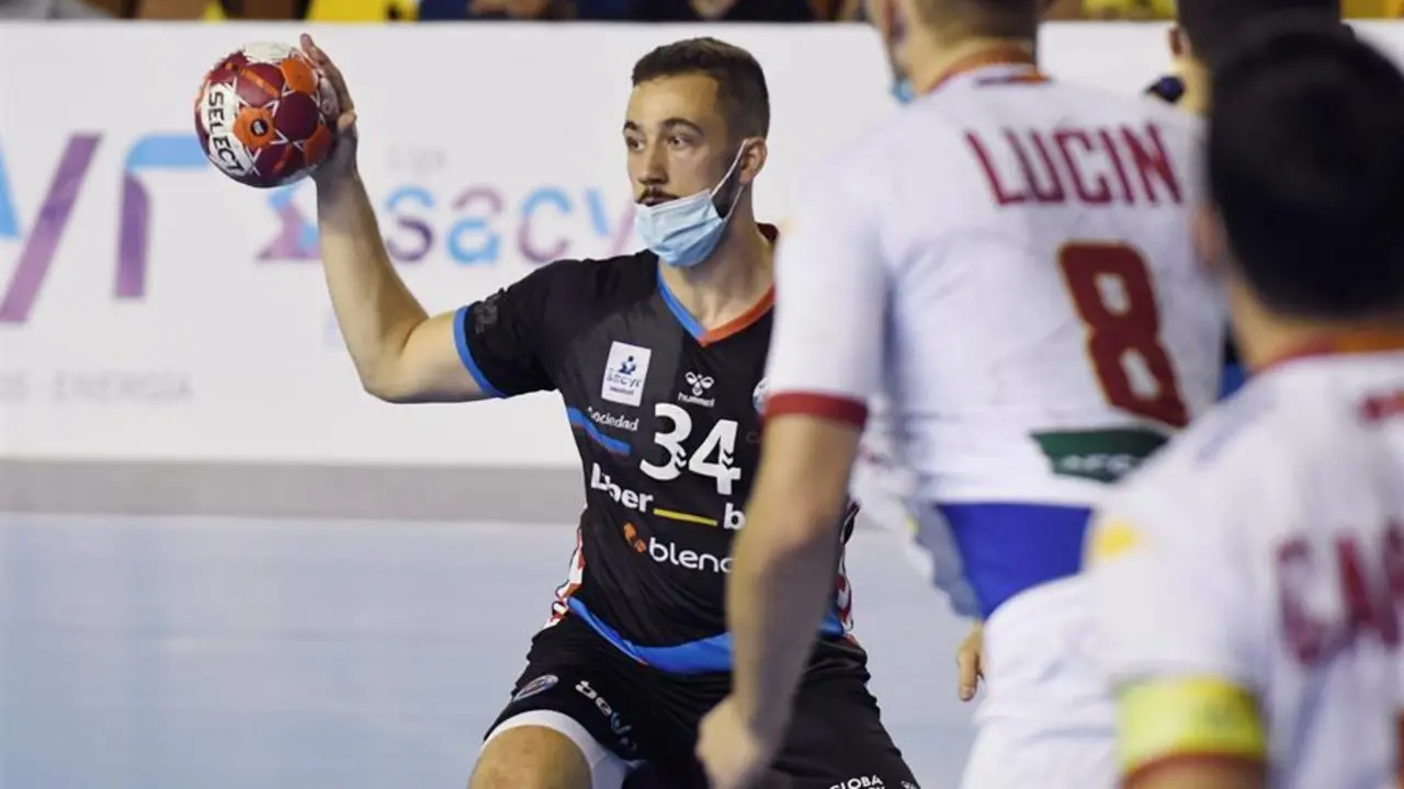 El jugador del Sinf&iacute;n Liberbank Ignacio Valles (i) lanza ante la defensa del Abanca Ademar durante el partido de la octava jornada de la Liga Sacyr ASOBAL disputado hoy en el palacio municipal de deportes de Le&oacute;n. El jugador del Sinf&iacute;n Liberbank Ignacio Valles (i) lanza ante la defensa del Abanca Ademar durante el partido de la octava jornada de la Liga Sacyr ASOBAL disputado hoy en el palacio municipal de deportes de Le&oacute;n. Los jugadores de ambos equipos tuvieron que disputar el encuentro provistos de mascarilla debido a las medidas sanitarias impuestas por la Junta de Castilla y Le&oacute;n para frena la expansi&oacute;n de la pandemia de la cpvid-19. EFE/ J.casares