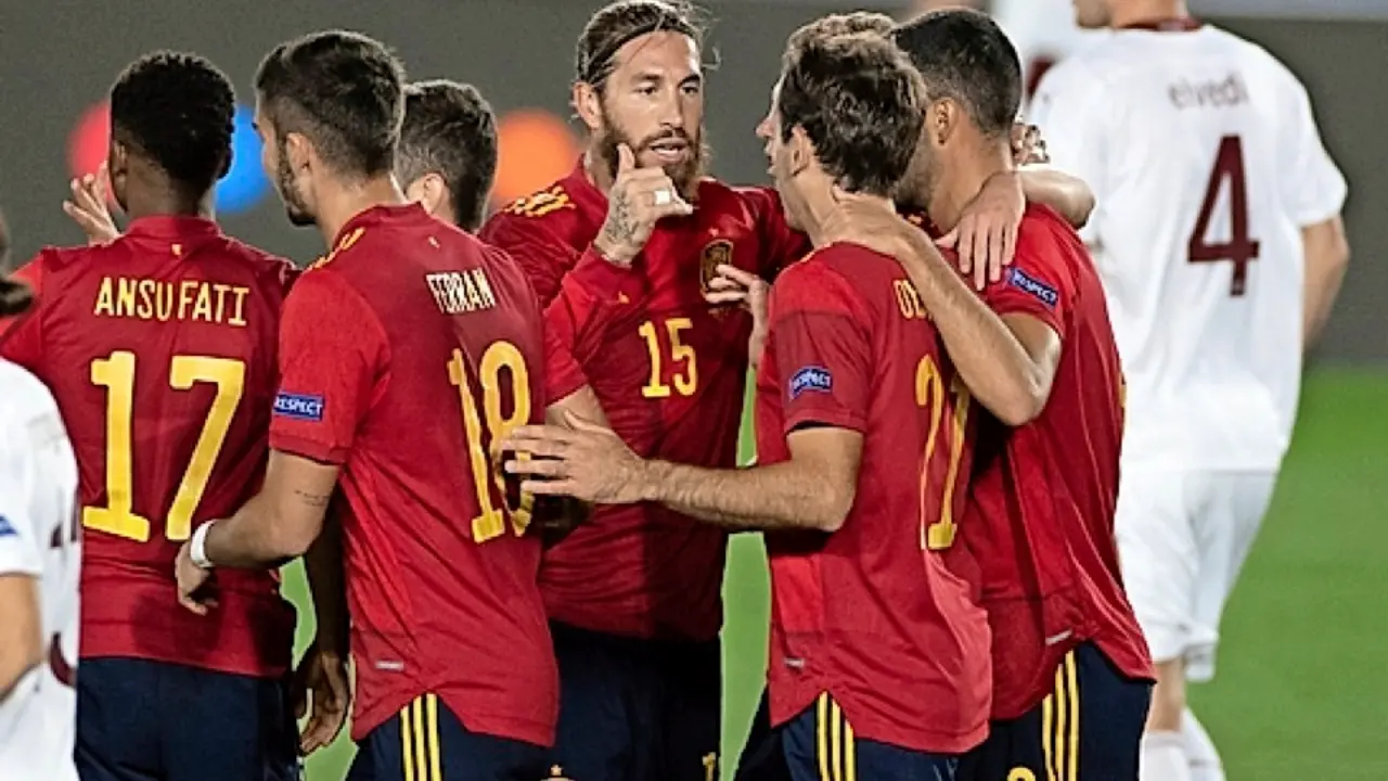 Los jugadores de la selecci&oacute;n espa&ntilde;ola celebran el tanto de Oyarz&aacute;bal. / efe