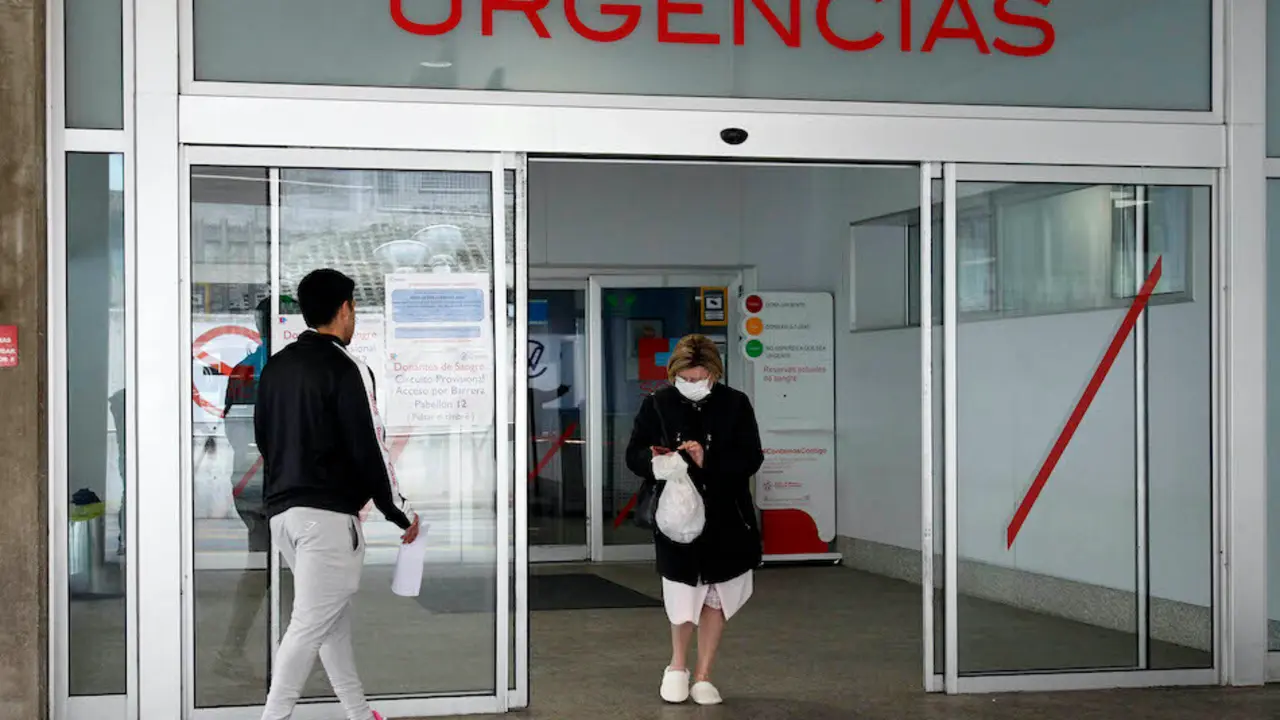 Entrada a la zona de Urgencias del Hospital Marqu&eacute;s de Valdecilla. / J.R.