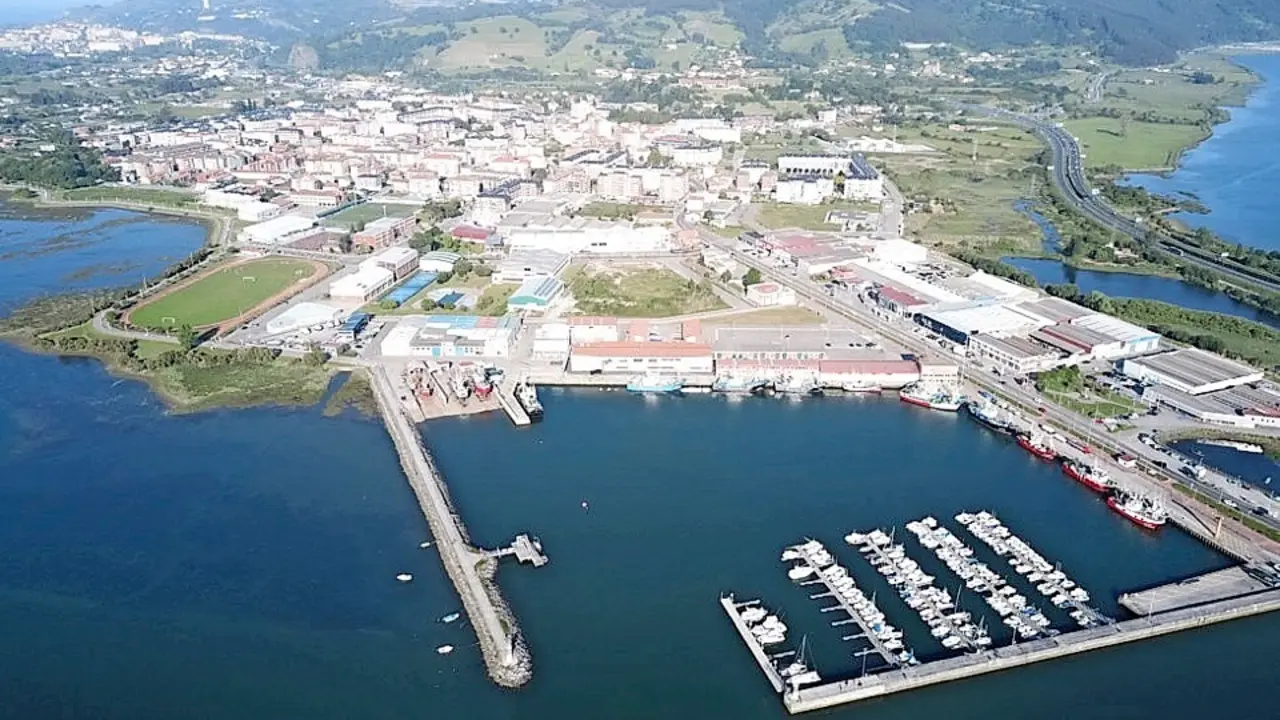 Vista a&eacute;rea de la villa marinera de Colindres. / alerta