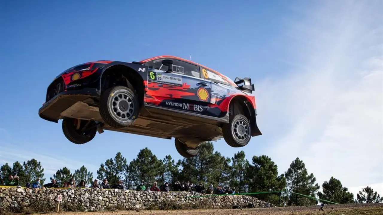 Dani Sordo de Espa&ntilde;a conduce su HYUNDAI i20 Coupee WRC durante el d&iacute;a 2 del Rally Italia Sardegna. EFE