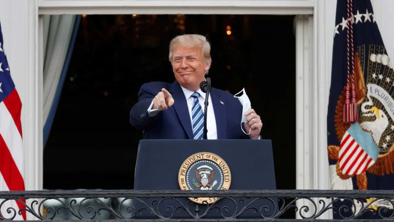 El presidente de los Estados Unidos, Donald Trump, saluda al llegar para hablar desde el Balc&oacute;n Truman de la Casa Blanca en Washington. EFE/EPA/Erin Scott