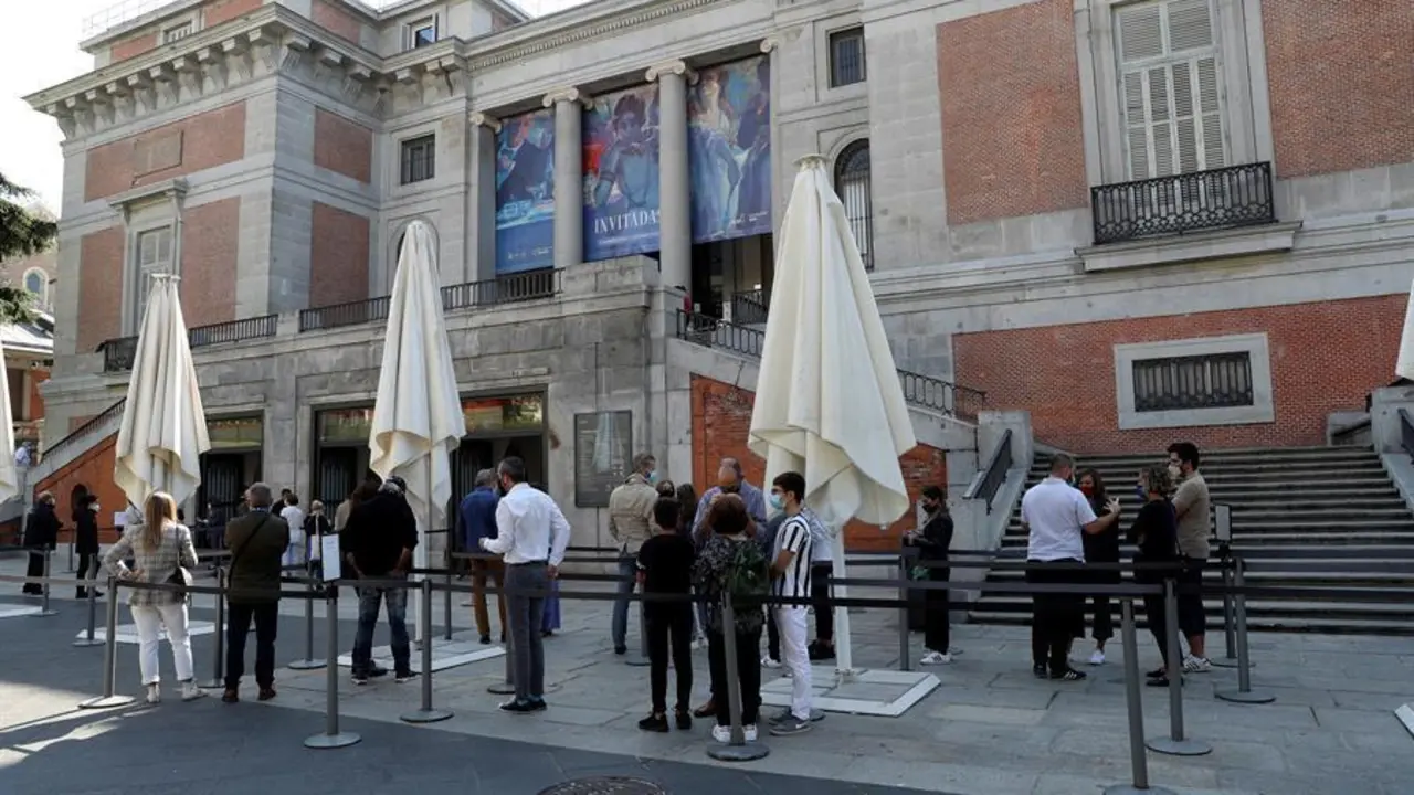 Vista de la cola en el Museo del Prado en Madrid este s&aacute;bado tras decretarse ayer el estado de alarma. EFE/Kiko Huesca