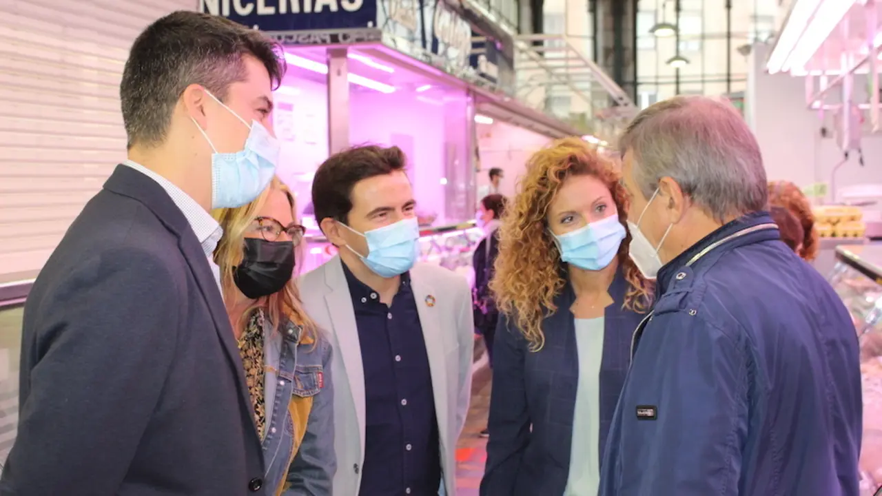 Representantes del PSOE en el Mercado de la Esperanza en Santander. / ALERTA