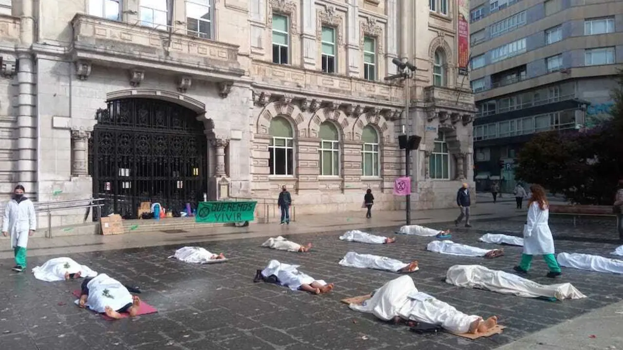 El movimiento contra la emergencia ecol&oacute;gica Extinction Rebellion (XR) simulando ser cad&aacute;veres.
