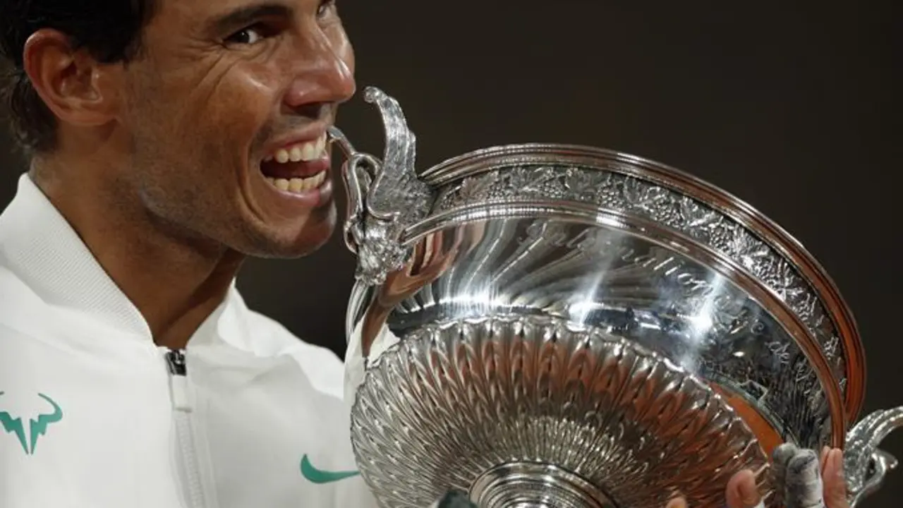 Rafael Nadal de Espa&ntilde;a sostiene su trofeo despu&eacute;s de ganar contra Novak Djokovic de Serbia en su partido final masculino durante el torneo de tenis Abierto de Francia en Roland? Garros en Par&iacute;s, Francia, 11 de octubre de 2020. (Tenis, Abierto, Francia, Espa&ntilde;a) EFE / EPA / YOAN VALAT