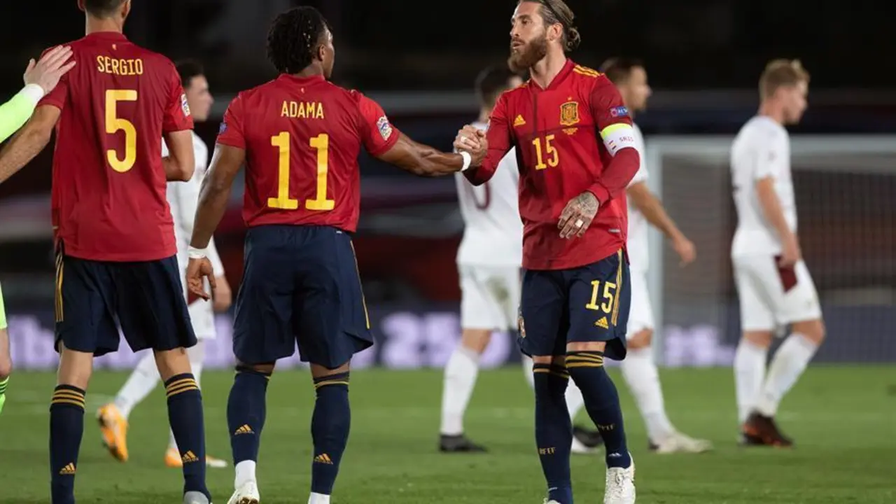 Los jugadores de la selecci&oacute;n espa&ntilde;ola, el defensa Sergio Ramos (c) y el extremo Adama Traor&eacute; (2-i), celebran su victoria tras el encuentro correspondiente a la fase de grupos de la Liga de Naciones disputado esta noche frente a Suiza en el estadio Alfredo Di St&eacute;fano, en Madrid. EFE/Rodrigo Jim&eacute;nez.