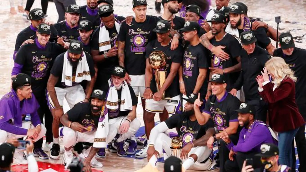 Los Lakers de Los &Aacute;ngeles celebran tras coronarse campeones ante los Heat de Miami en las finales de la NBA, disputadas en el complejo deportivo ESPN Wide World, este 11 de octubre de 2020. EFE/Erik S Lesser