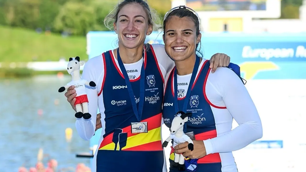 -FOTODELD&Iacute;A- EA7155. POZNAN (POLONIA), 11/10/2020.- Las espa&ntilde;olas Aina Cid (d)y Virginia D&iacute;az posan este domingo con sus medallas de plata en el podio de la final femenina de dos sin timonel en los Europeos de remo en Poznan (Polonia).EFE/ Jakub Kaczmarczyk / PROHIBIDO SU USO EN POLONIA