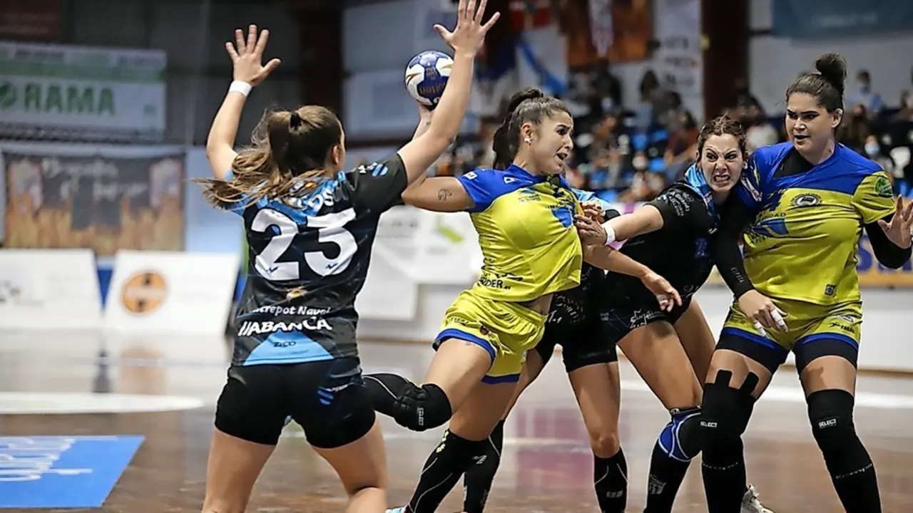 Una jugadora del Pereda trata de superar la defensa gallega. / Sportcoeco