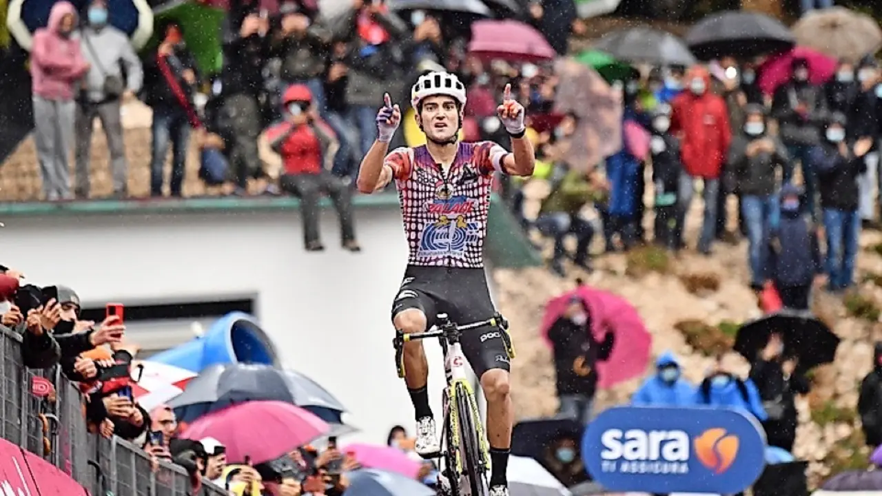 Ruben Guerreiro entrando vencedor en la meta por delante de Jonathan Castroviejo. / Luca zennaro