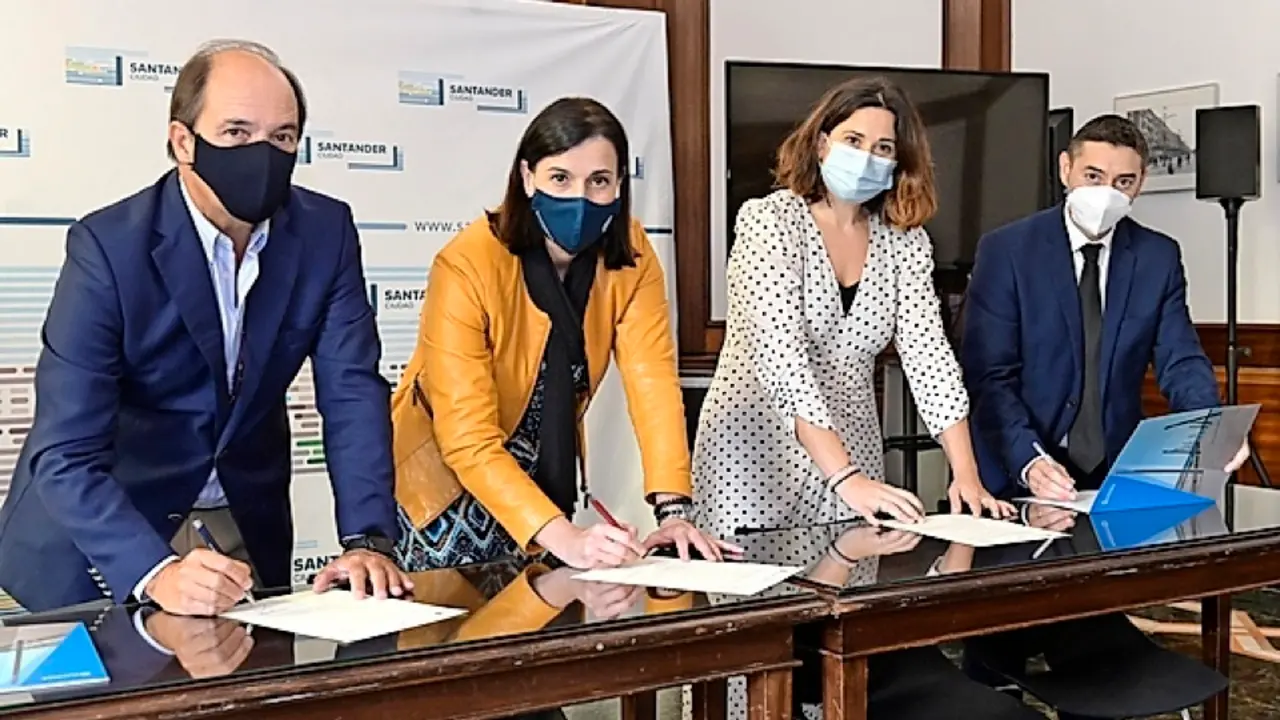 Un momento de la firma del acuerdo. / alerta