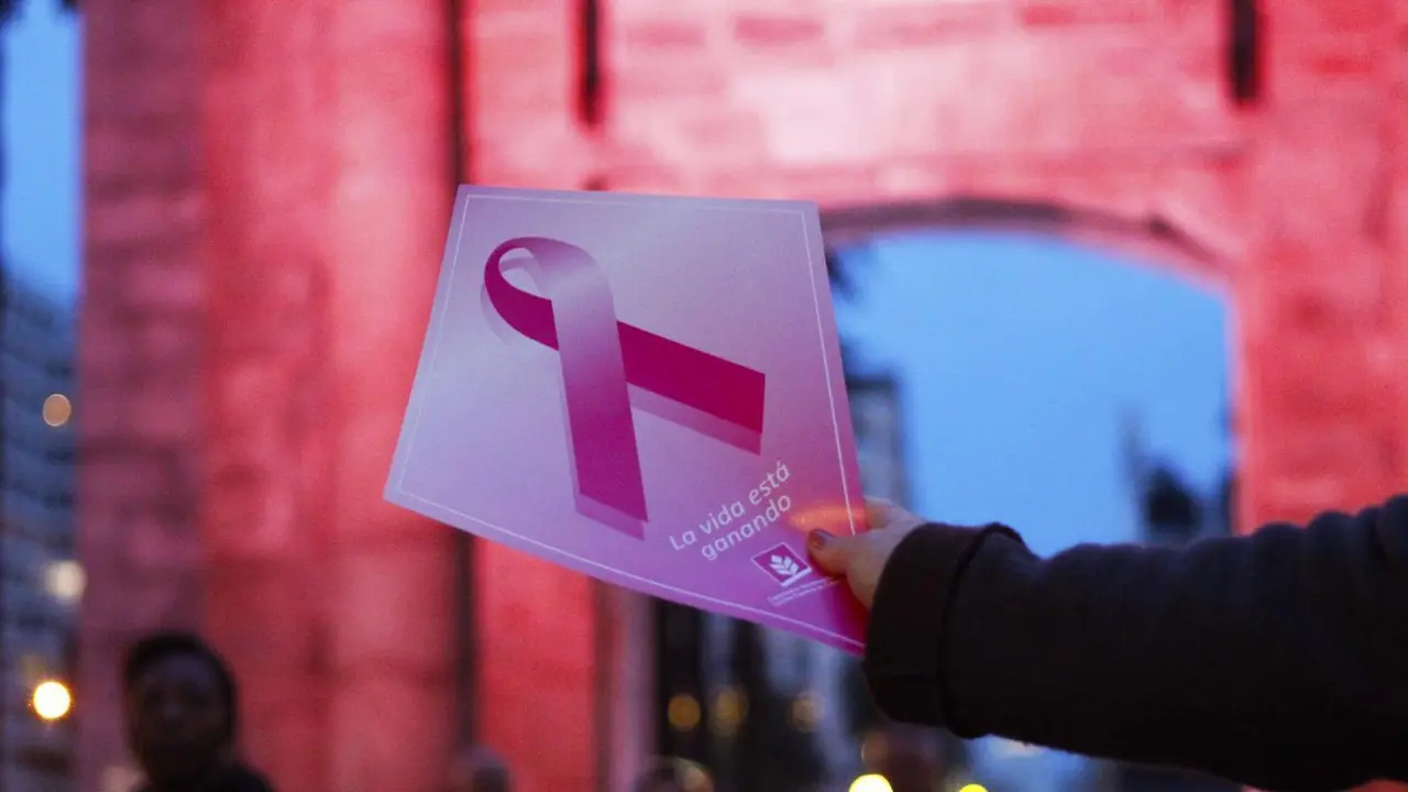 Una mujer muestra el lazo rosa de lla campa&ntilde;a contra el c&aacute;ncer de mama. EFE/Federico Anfitti/Archivo