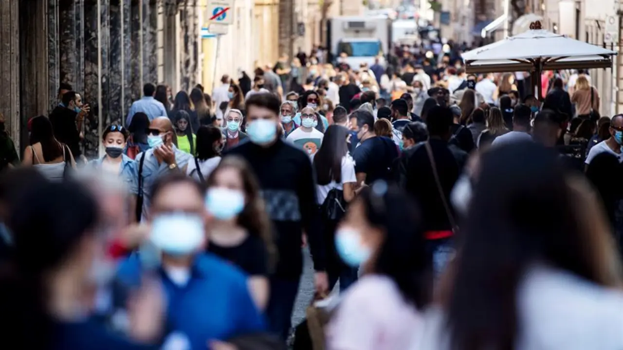 Turistas y personas que usan mascarillas para oponerse a la propagaci&oacute;n de la infecci&oacute;n por Coronavirus, en Roma, Italia, 10 de octubre de 2020. En Italia, el uso de mascarillas es obligatorio incluso en exteriores. (Italia, Roma) EFE / EPA / MASSIMO PERCOSSI