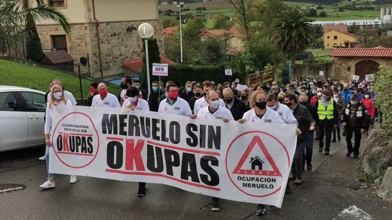 Manifestaci&oacute;n contra los okupas en Meruelo. / ALERTA