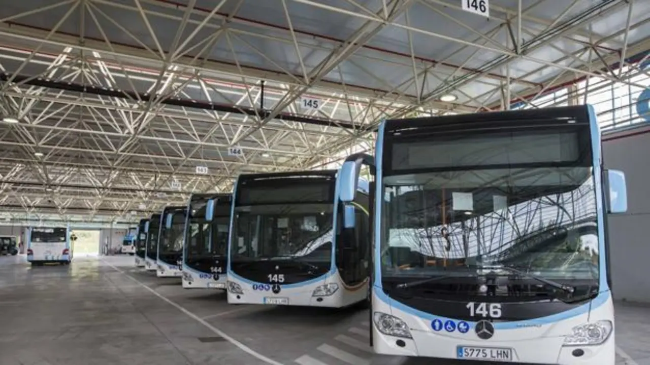 Flota de autobuses de Santander. / Jos&eacute; Ram&oacute;n