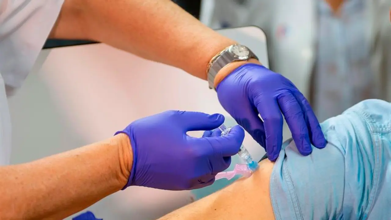 Un hombre se vacuna contra la gripe en un centro de salud. EFE/ Pedro Puente Hoyos/Archivo