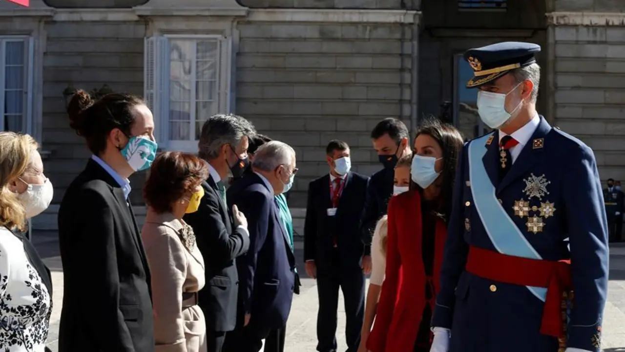 Los reyes Felipe y Letizia saludan al vicepresidente segundo del Gobierno, Pablo Iglesias , durante el acto organizado con motivo del D&iacute;a de la Fiesta Nacional, en Madrid este lunes. EFE/Kiko Huesca/POOL
