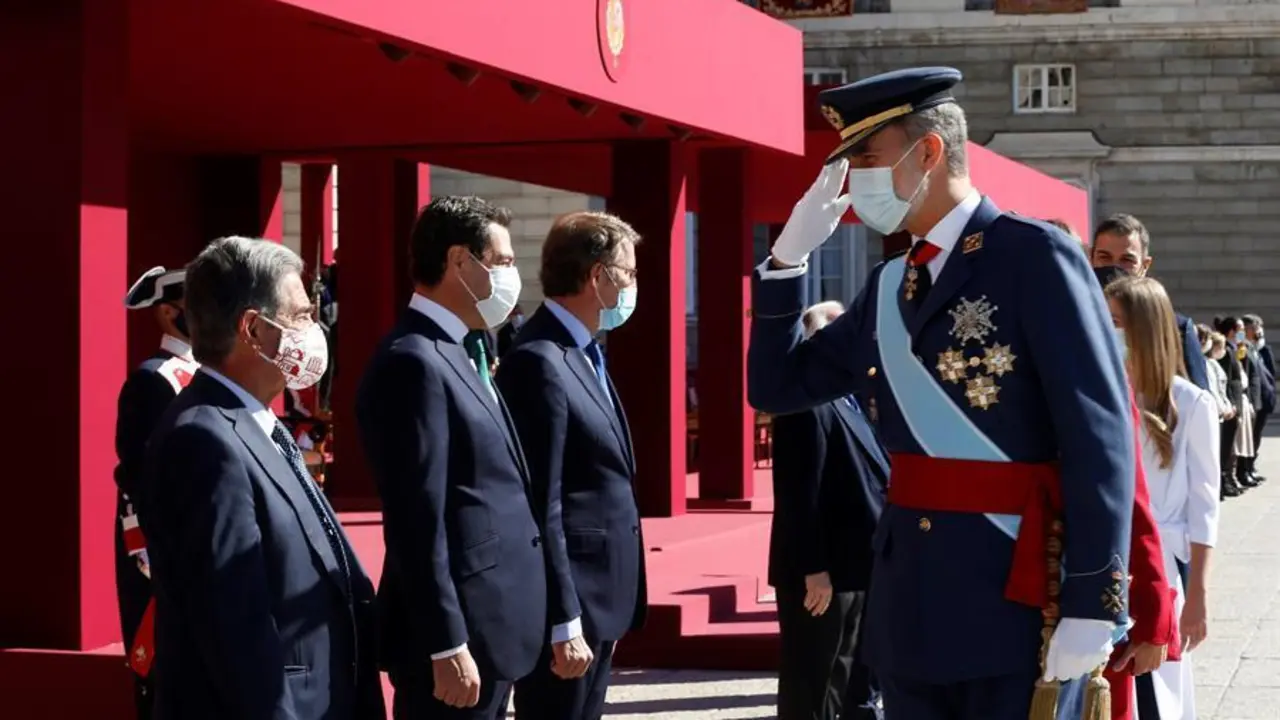 l rey Felipe saluda al presidente de Cantabria, Miguel &Aacute;ngel Revilla, durante el acto organizado con motivo del D&iacute;a de la Fiesta Nacional, en Madrid este lunes. EFE/Kiko Huesca/POOL