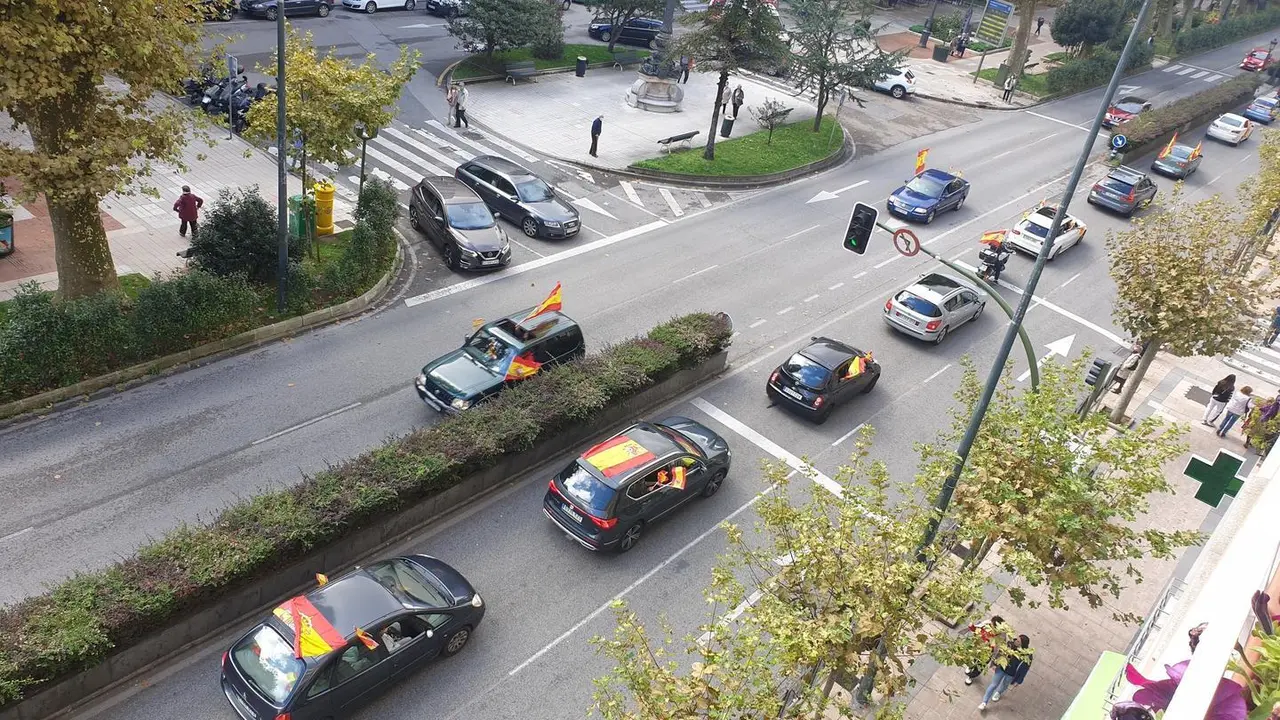 Veh&iacute;culos con la bandera de Espa&ntilde;a por las calles de Santander