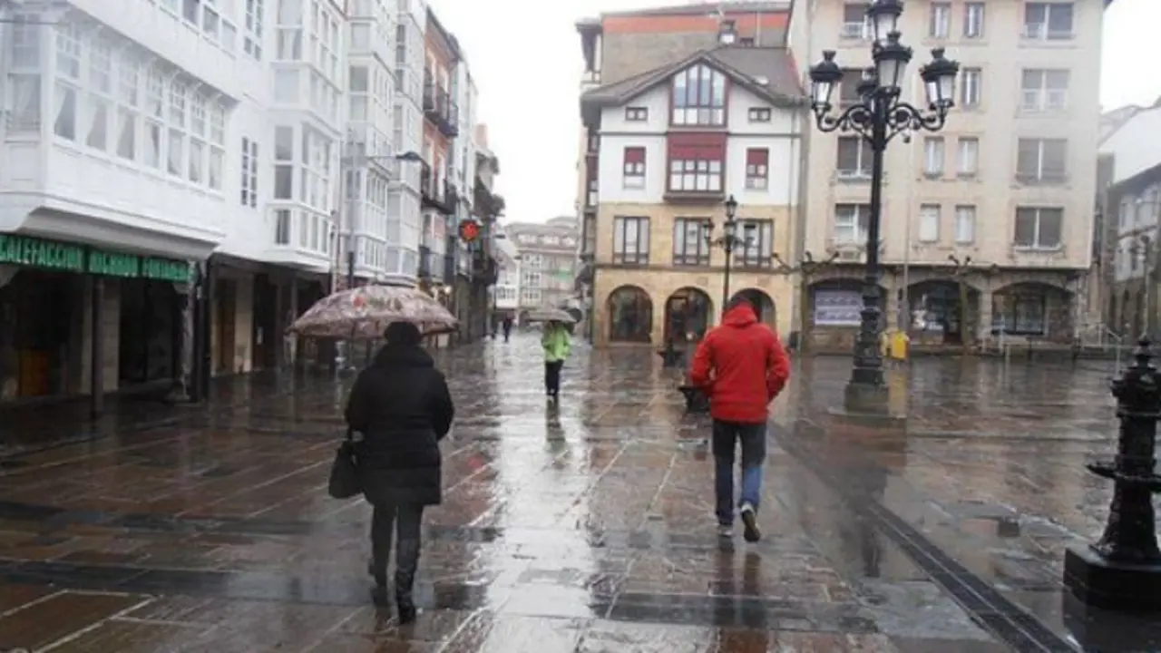Varias personas caminan por la plaza Espa&ntilde;a en Reinosa. / MeteoCampoo