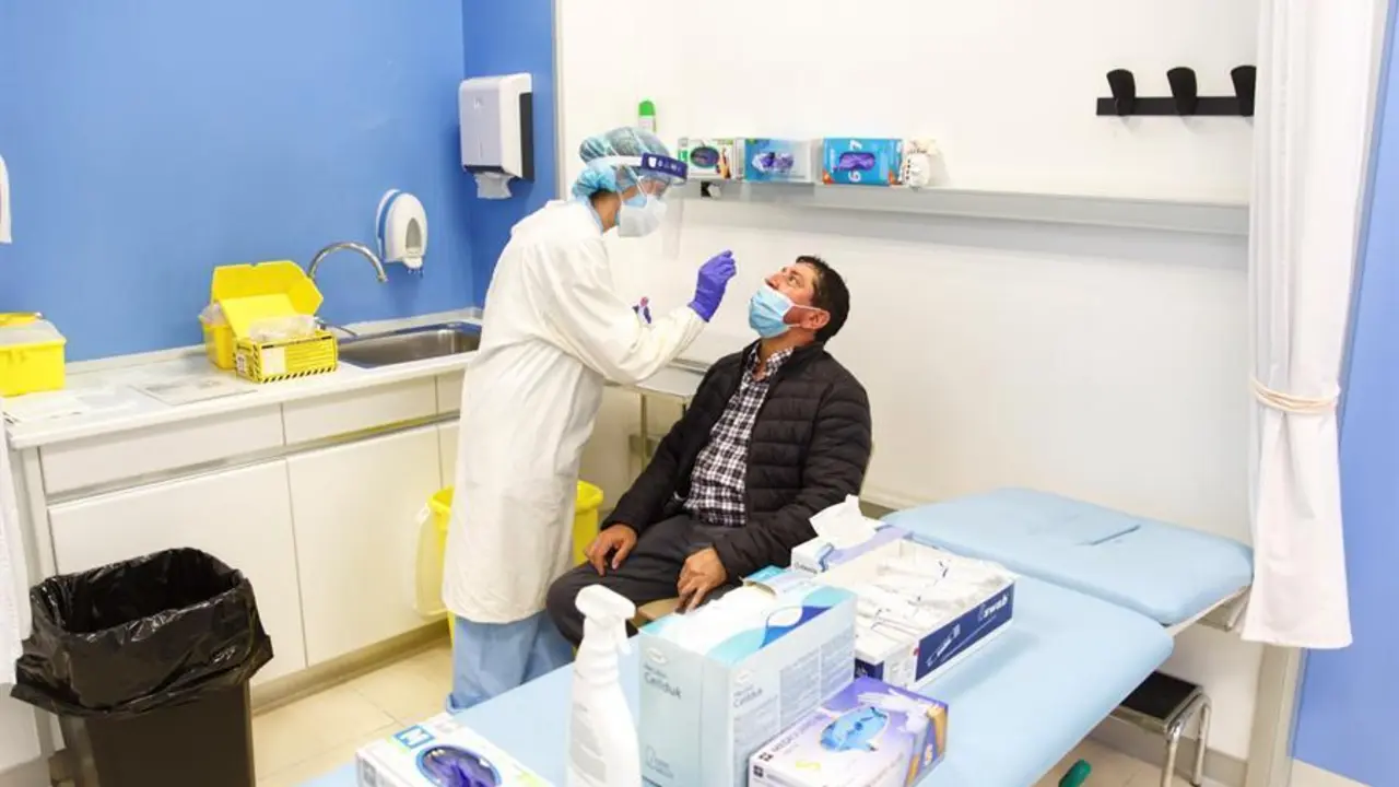 Un hombre se somete a una prueba PCR. EFE/ David Aguilar/Archivo