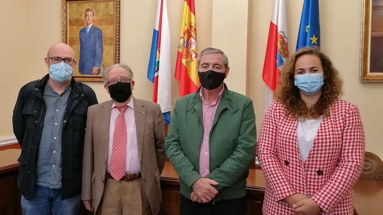 El presidente de la Unate Cantabria, Modesto Chato, al alcalde de Suances, Andr&eacute;s Ruiz Moya, durante un encuentro.