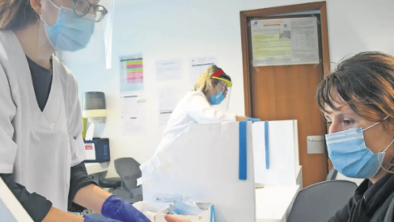 Realizando test en el Centro de Salud Sardinero. / Cubero / ALERTA