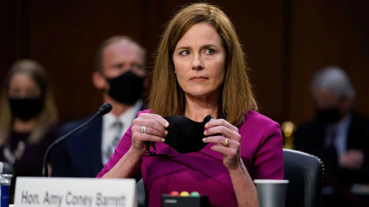 La jueza nominada por el presidente de EE.UU., Donald Trump, para ocupar una vacante en el Tribunal Supremo estadounidense, Amy Coney, participa en el primer d&iacute;a de la audiencia de confirmaci&oacute;n en el Capitolio, en Washington, este 12 de octubre de 2020. EFE/Patric Semansky