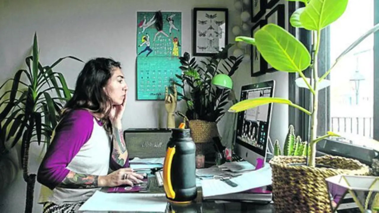 Una mujer teletrabaja desde su casa / EFE