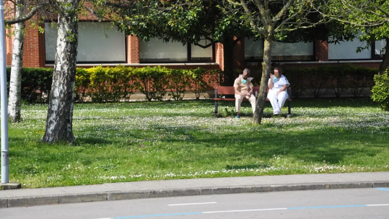 Dos enfermeros en las afueras del Hospital de Sierrallana en Torrelavega. / S.D.