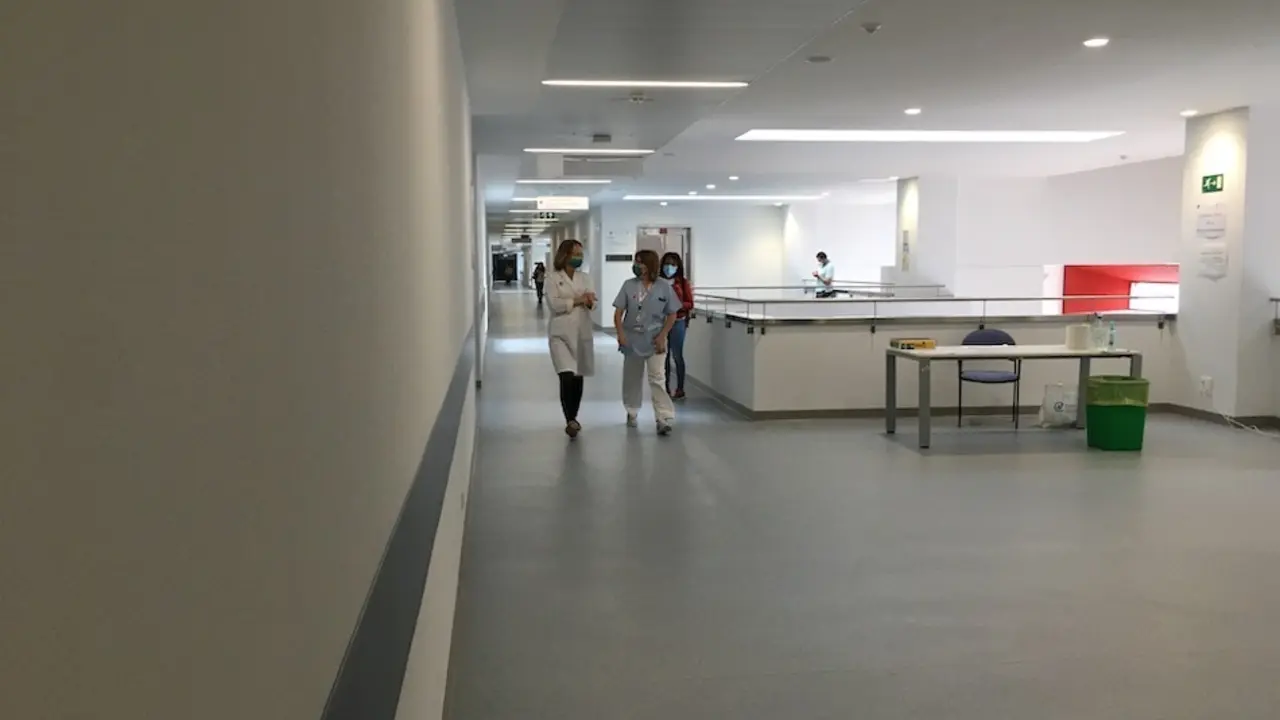 Dos sanitarios en el Hospital Marqu&eacute;s de Valdecilla. / S.D.