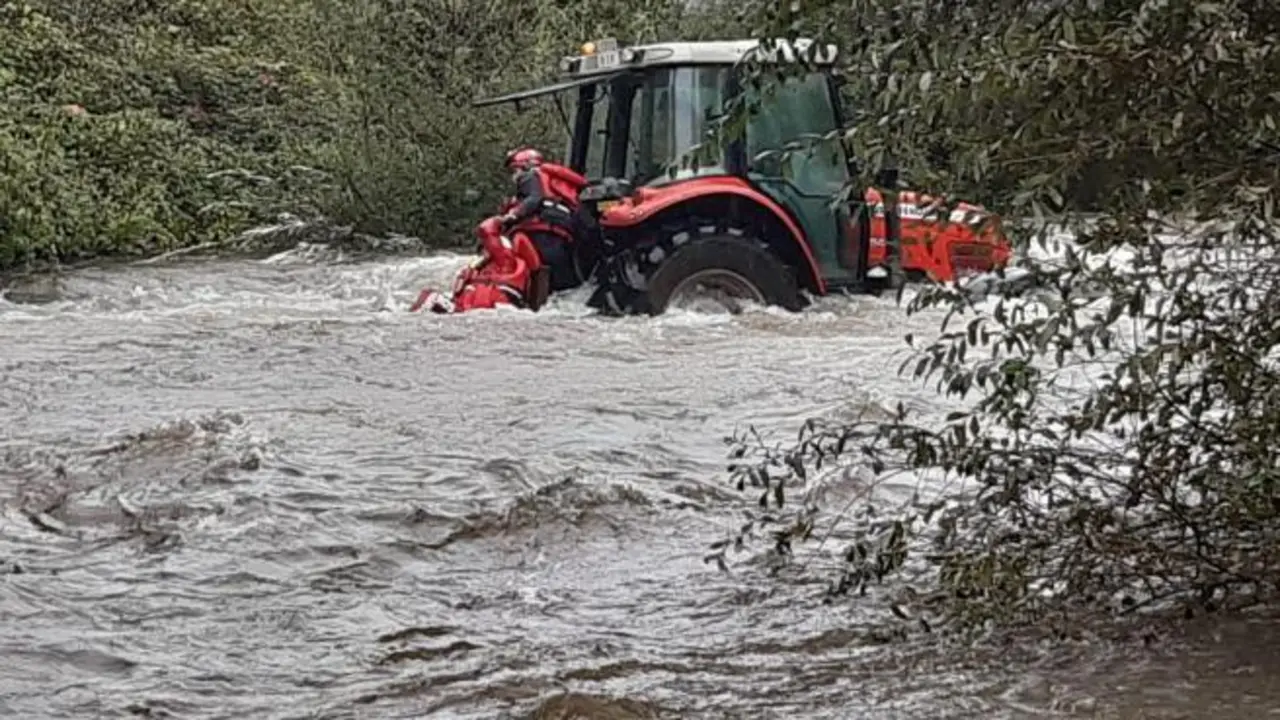 rescatado-un-hombre-de-66-anos-al-quedarse-su-tractor-atrapado-en-el-rio-pisuena