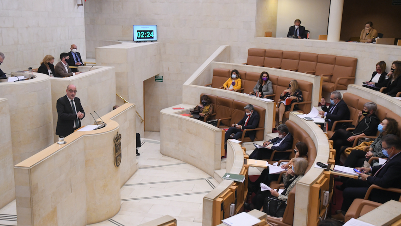 El diputado Felix &Aacute;lvarez en la tribuna del Parlamento de Cantabria. / Hardy