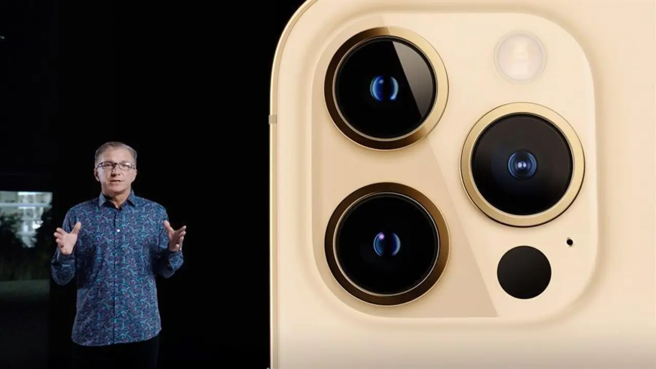 El vicepresidente senior de marketing mundial de Apple, Greg 'Joz' Joswiak, presenta el nuevo iPhone 12 Pro durante un evento especial en Apple Park en Cupertino, California, EE. UU., 13 de octubre de 2020.