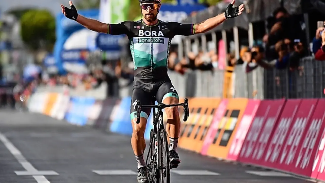 Peter Sagan entrando vencedor en la meta. / LUCA ZENNARO