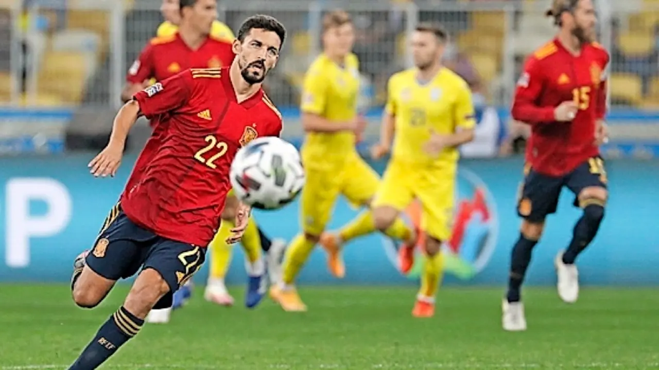 Jes&uacute;s Navas persigue la pelota. / SERGEY DOLZHENKO