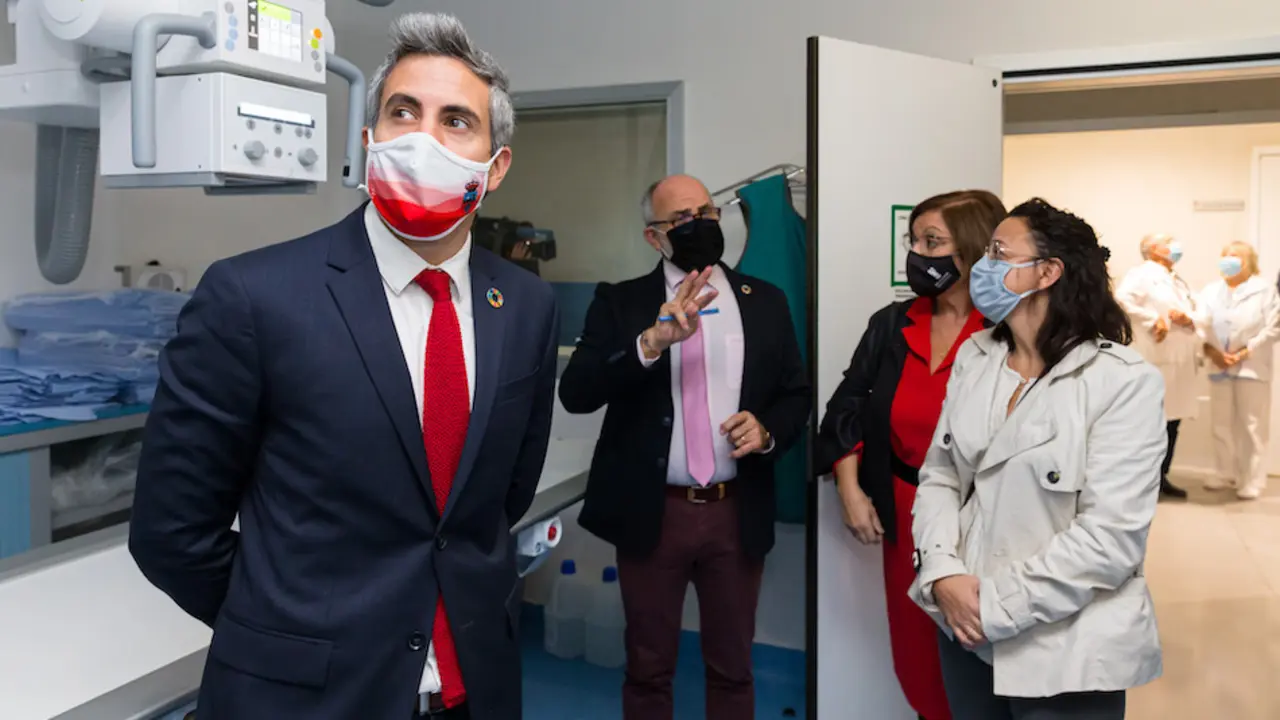 El vicepresidente y consejero de Universidades, Igualdad, Cultura y Deporte, Pablo Zuloaga, acompa&ntilde;ado por el consejero de Sanidad, Miguel Rodr&iacute;guez, visitan el Hospital de Laredo./  Ra&uacute;l Lucio