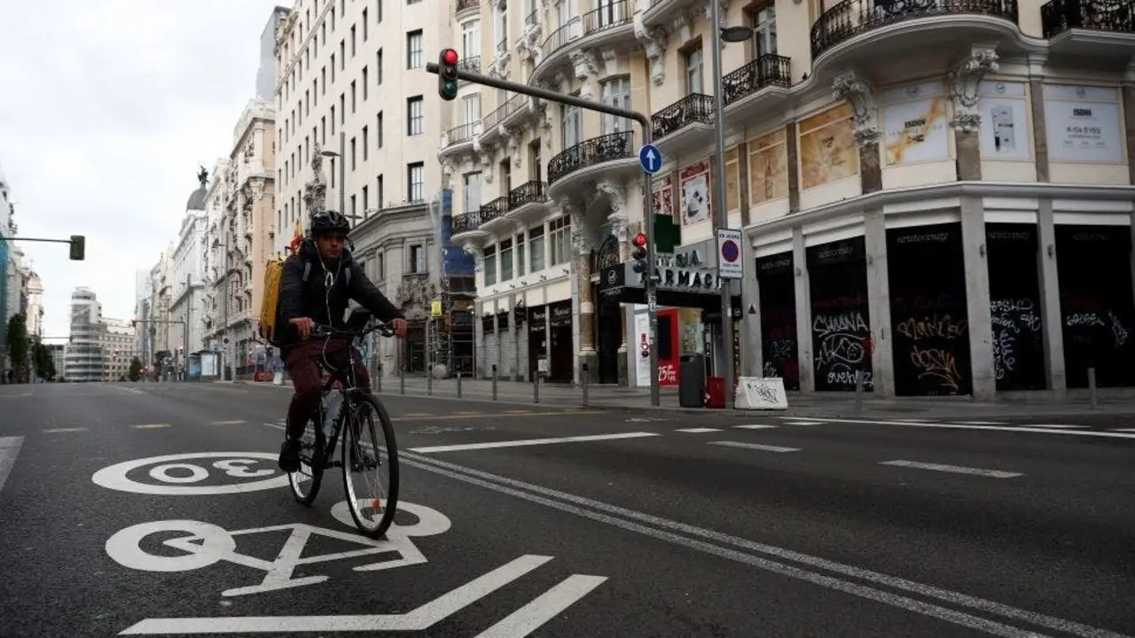 Un repartidor de Glovo circula por la Gran V&iacute;a de Madrid. EFE/ Mariscal/Archivo