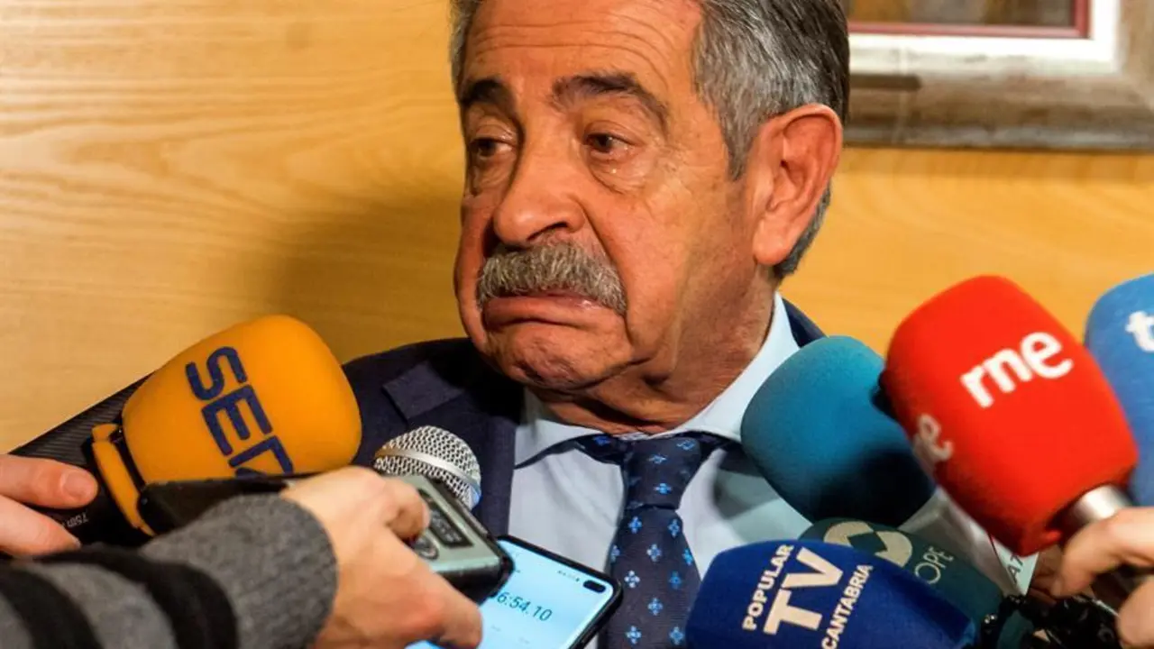 El presidente c&aacute;ntabro y l&iacute;der del PRC, Miguel &Aacute;ngel Revilla, ofrece declaraciones a los medios sobre su conversaci&oacute;n telef&oacute;nica con el presidente del Gobierno en funciones, Pedro S&aacute;nchez, a quien ha dicho que el voto del diputado Jos&eacute; Mar&iacute;a Maz&oacute;n para su investidura no estar&aacute; claro hasta pueda ver "el documento" que firme con ERC y a que se publique la licitaci&oacute;n de ferrocarril que est&aacute; pendiente, este martes en Santander, Cantabria. EFE/Rom&aacute;n G. Aguilera