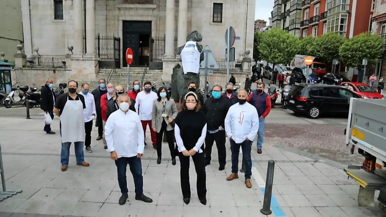 El monumento de La Quesera, ubicado en el n&uacute;mero 11 de la calle Los Escalantes de Santander, ha sido el lugar escogido para homenajear a los hosteleros de la regi&oacute;n en el D&iacute;a de la Hosteler&iacute;a.