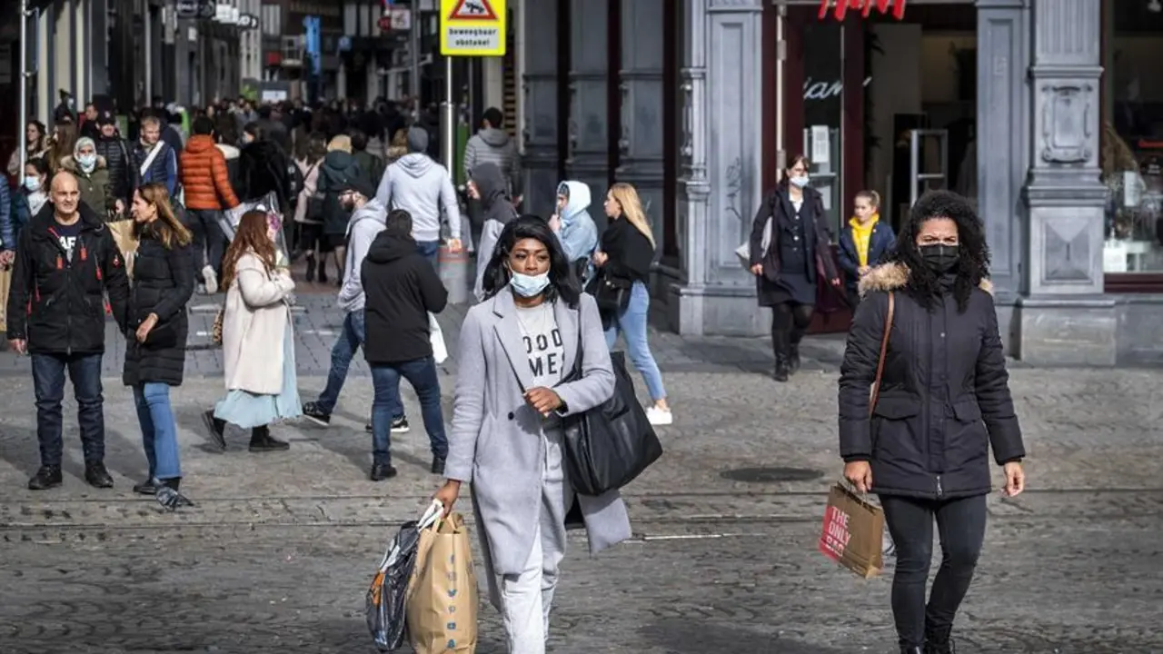 Los compradores caminan en el centro de &Aacute;msterdam, Pa&iacute;ses Bajos, el 11 de octubre de 2020. EFE/EPA/RAMON VAN FLYMEN