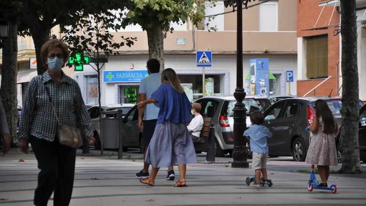 Varias personas pasean por la Avenida de Espa&ntilde;a, Torrelavega. / S.D.