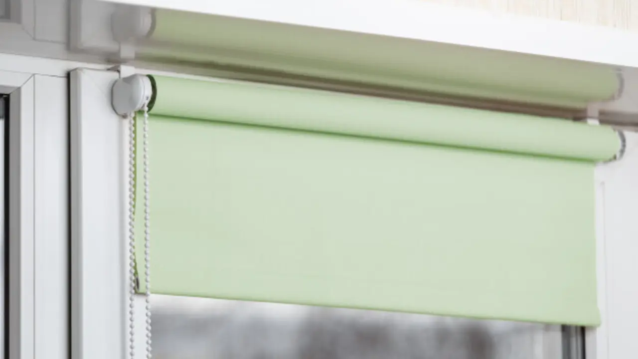 persiana-enrollable-color-ventana-plastico-blanco-persianas-ventana-plastico_120795-194