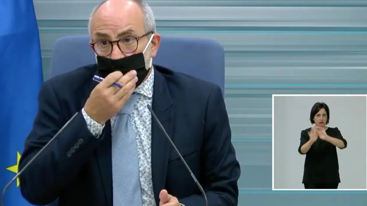 El consejero de Sanidad, Miguel Rodr&iacute;guez durante la rueda de prensa. / alerta