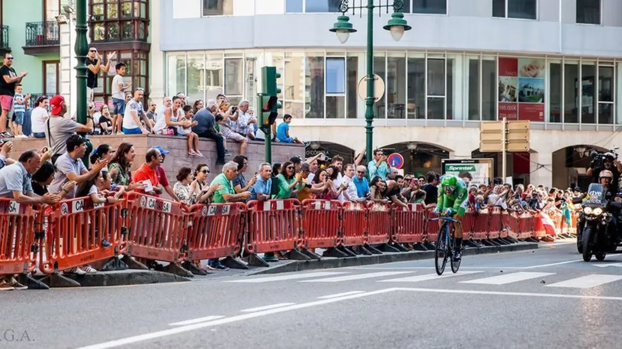 Alejandro Valverde en la Vuelta Ciclista a Espa&ntilde;a a su paso por Torrelavega en 2018.