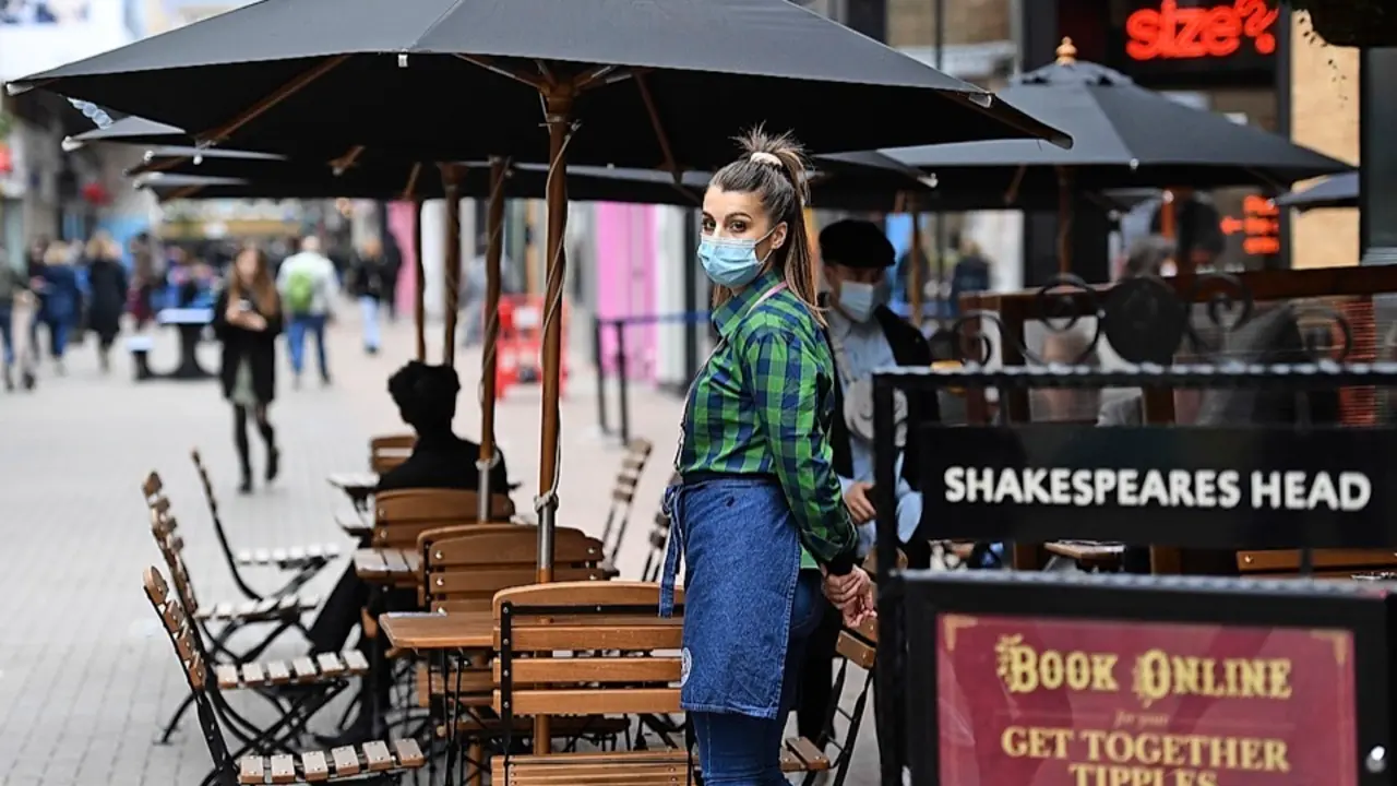 El personal de un pub espera a los clientes en un pub de Carnaby Street en Londres, Reino Unido, 14 de octubre de 2020. / EFE